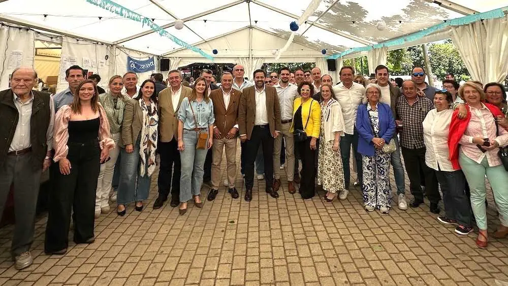 El presidente del PP de Castilla-La Mancha, Paco N&uacute;&ntilde;ez, ha participado este s&aacute;bado en el d&iacute;a del afiliado en la caseta del partido en las ferias de San Isidro de Talavera de la Reina (Toledo).