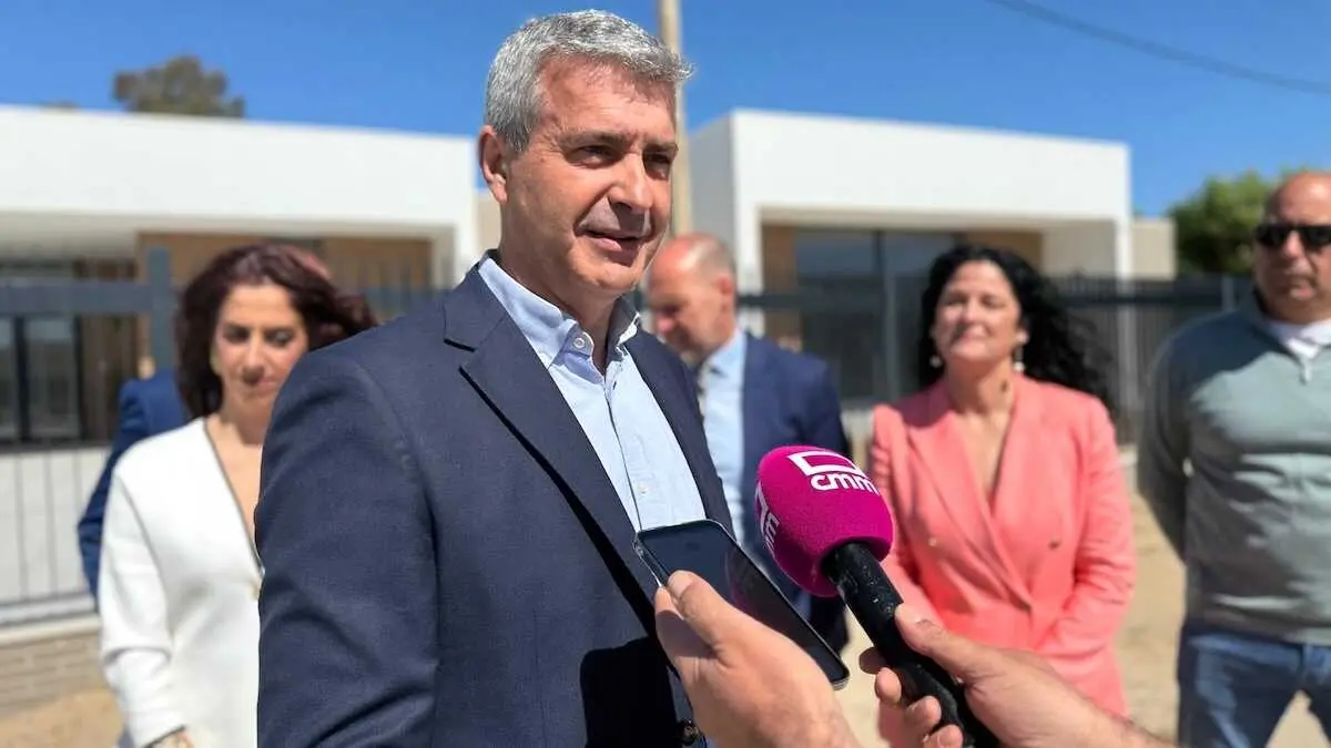 El secretario general del PSOE de la provincia de Toledo, &Aacute;lvaro Guti&eacute;rrez, atendiendo a los medios de comunicaci&oacute;n este s&aacute;bado en Velada (Toledo)
