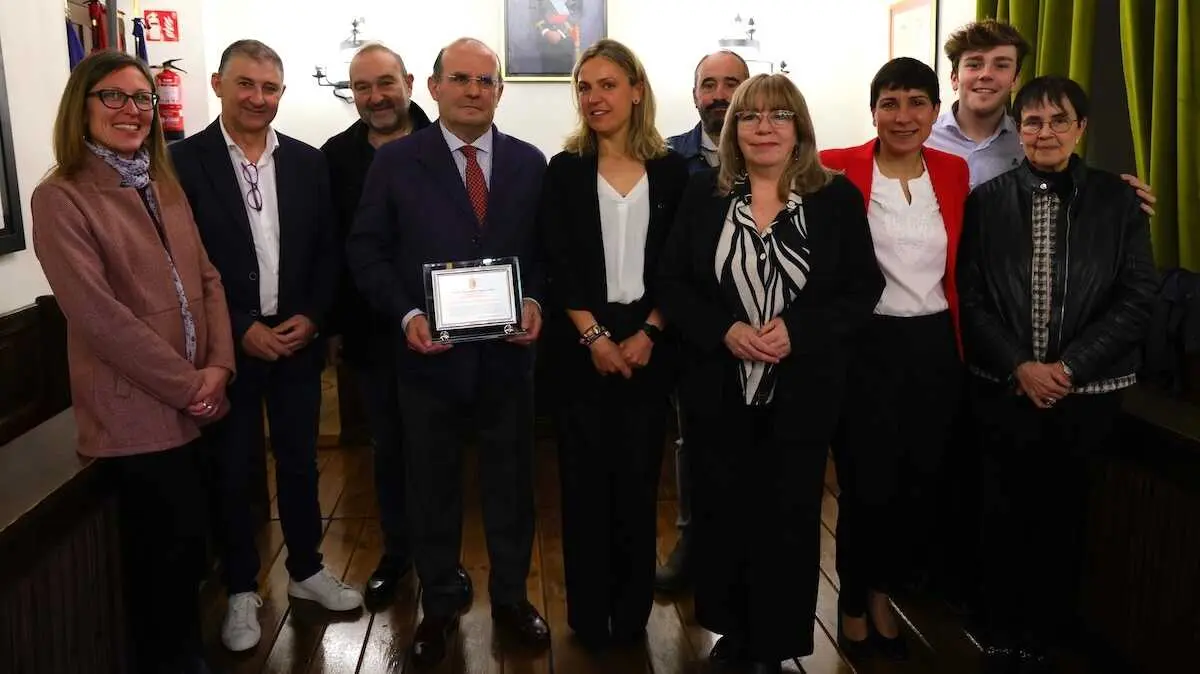 Sig&uuml;enza (Guadalajara) nombra Hijo Predilecto al doctor Javier Sanz Serrull