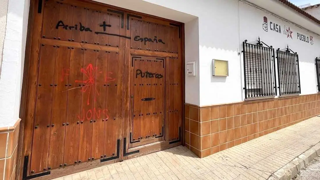 Vandalizan con pintadas falangistas la sede del PSOE en Campo de Criptana (Ciudad Real)