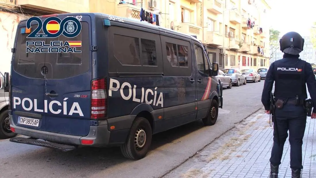 Detienen a doce personas implicadas en una organizaci&oacute;n criminal dedicada a la venta de drogas en Albacete, furg&oacute;n, polic&iacute;a nacional,