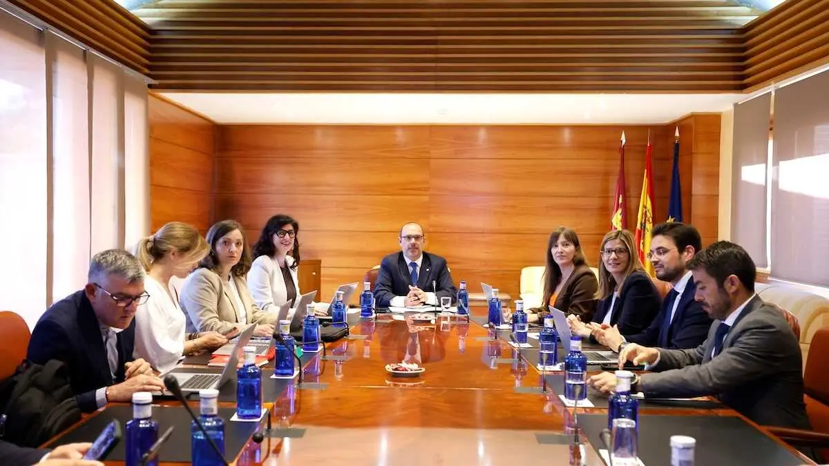 En la imagen un instante de la reuni&oacute;n de la Junta de Portavoces y Mesa de las Cortes de Castilla-La Mancha