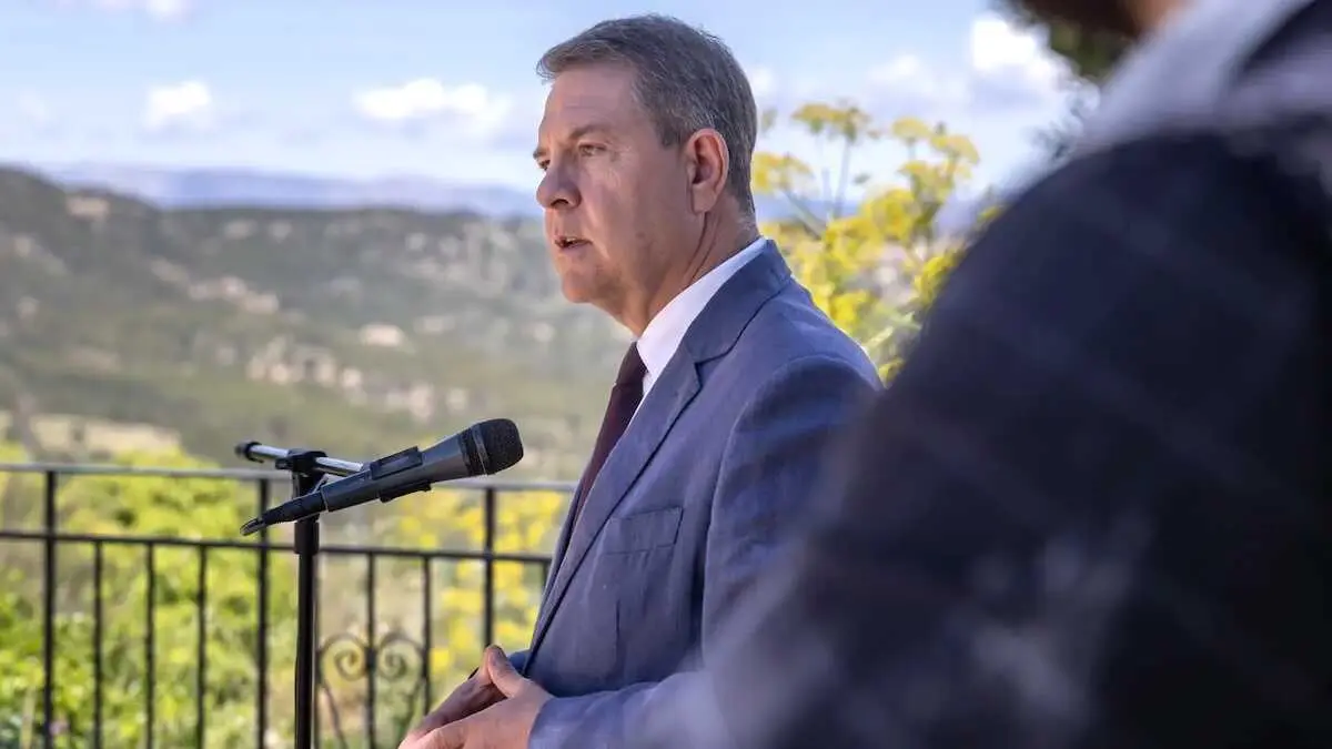 El presidente de Castilla-La Mancha, Emiliano Garc&iacute;a-Page, interviene antes los medios de comunicaci&oacute;n durnte su visita a Letur (Albacete).