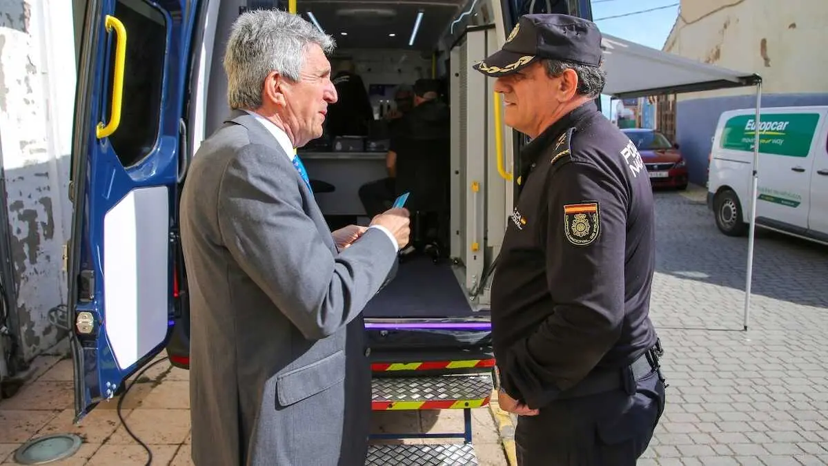 El delegado del Gobierno en Castilla-La Mancha, Jos&eacute; Pablo Sabrido, en su visita a San Bartolom&eacute; de las Abiertas (Toledo) para conocer de primera mano el funcionamiento del programa 'La Administraci&oacute;n Cerca de Ti'