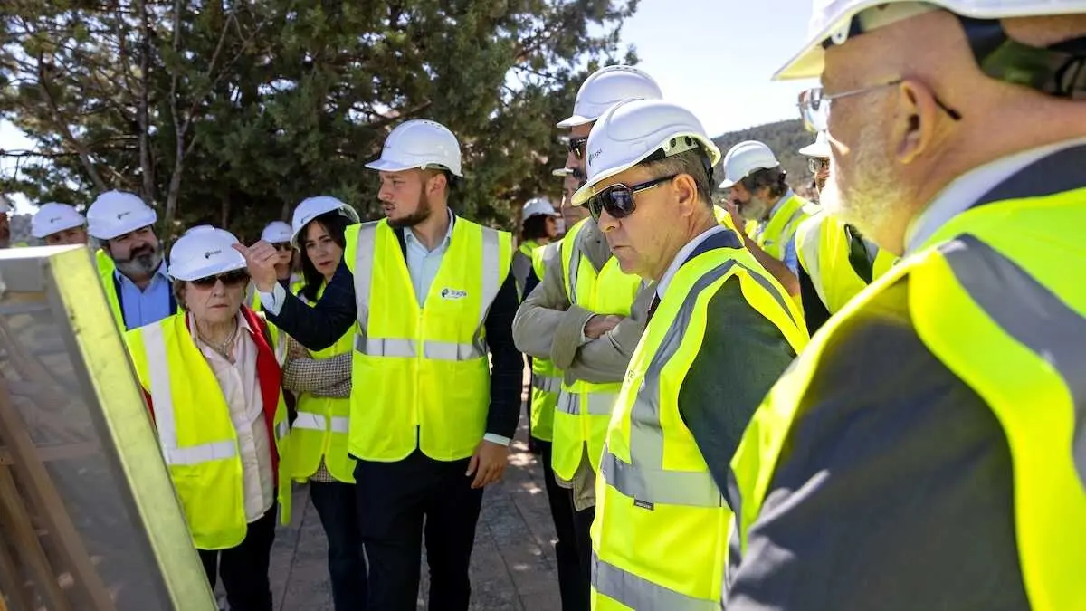 El presidente regional, Emiliano Garc&iacute;a-Page, ha inaugurado en Letur (Albacete), la Escuela Infantil &acute;M&ordf; Carmen Jim&eacute;nez Villar&acute;. Asimismo, ha visitado las obras del colector de este municipio y las obras de emergencia que se ejecutan en La Dehesa, pedan&iacute;a de Letur.