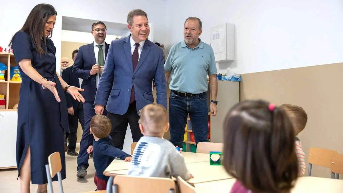 El presidente regional, Emiliano Garc&iacute;a-Page, inaugura en Elche de la Sierra (Albacete), la Escuela Infantil &acute;Platero&acute;. Posteriormente, el presidente regional se ha desplazado al IES Sierra del Segura, donde ha visitado la radio escolar y el aula de emprendimiento del centro educativo.