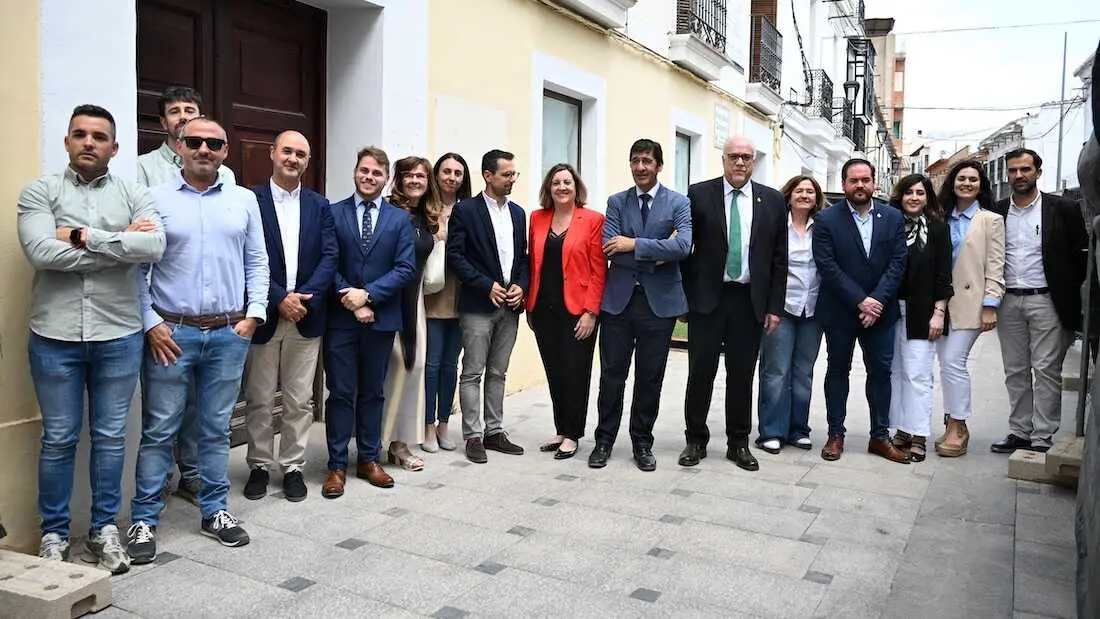 El vicepresidente segundo, Jos&eacute; Manuel Caballero; y la consejera de Econom&iacute;a, Empresas y Empleo, Patricia Franco; presentan el proyecto de remodelaci&oacute;n de la nueva Oficina Emplea de Manzanares.