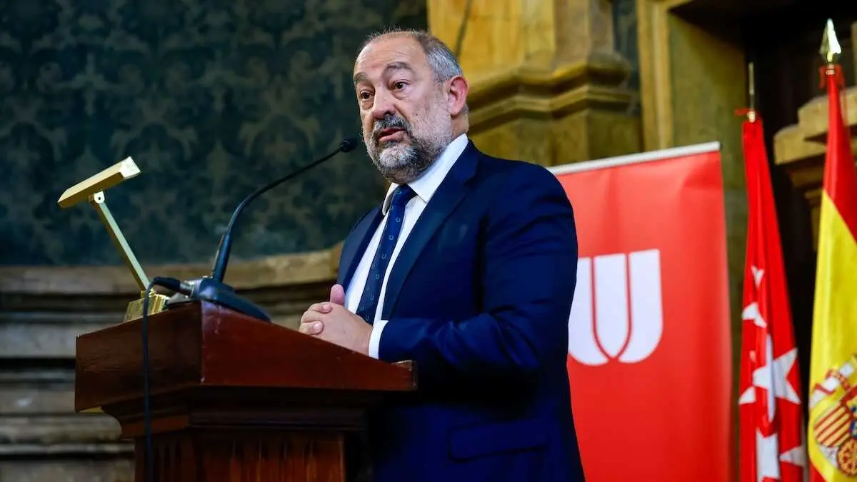 El rector de la UCLM, Juli&aacute;n Garde L&oacute;pez-Brea, se dirige a la Asamblea General de CRUE antes de ser elegido nuevo presidente.