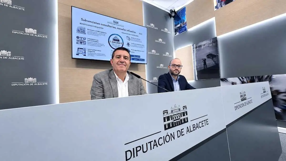 El presidente de la Diputaci&oacute;n, Santiago Caba&ntilde;ero, y el vicepresidente, Fran Varela, en rueda de prensa.
