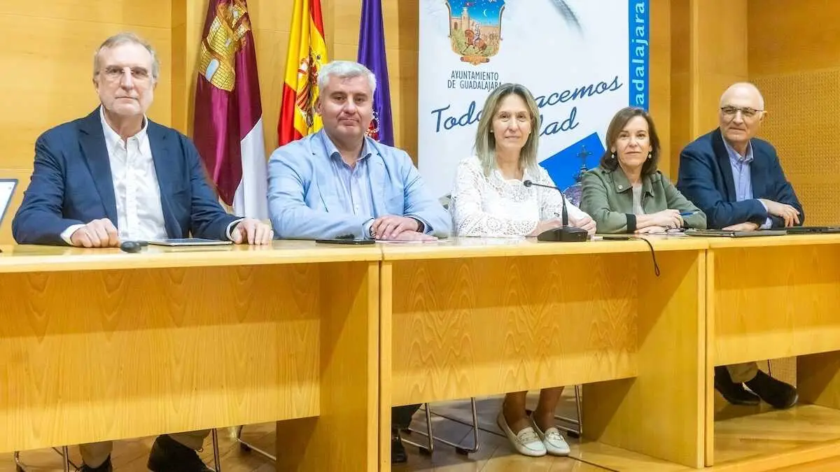 La alcaldesa de Guadalajara, Ana Guarinos (c), ha presentado el nuevo Plan Especial de Reforma Interior y Mejora (Perim) del Casco Hist&oacute;rico de Guadalajara