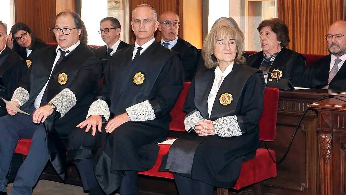 De izda a dcha: Los magistrados Le&oacute;n Alonso, Salvador Bellmont y Mar&iacute;a Luz Recondo, tras tomar posesi&oacute;n del cargo, este mi&eacute;rcoles en el Palacio de Justicia de Albacete - EFE/Manu