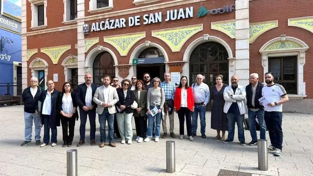 Representantes institucionales y de las plataformas en defensa del ferrocarril, en la estaci&oacute;n de Alc&aacute;zar de San Juan (Ciudad Real) - PFCM