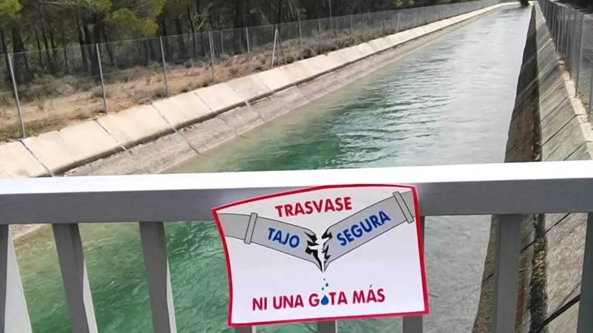 En la imagen de archivo el canal del trasvase Tajo-Segura con un cartel reivindicativo en contra del mismo