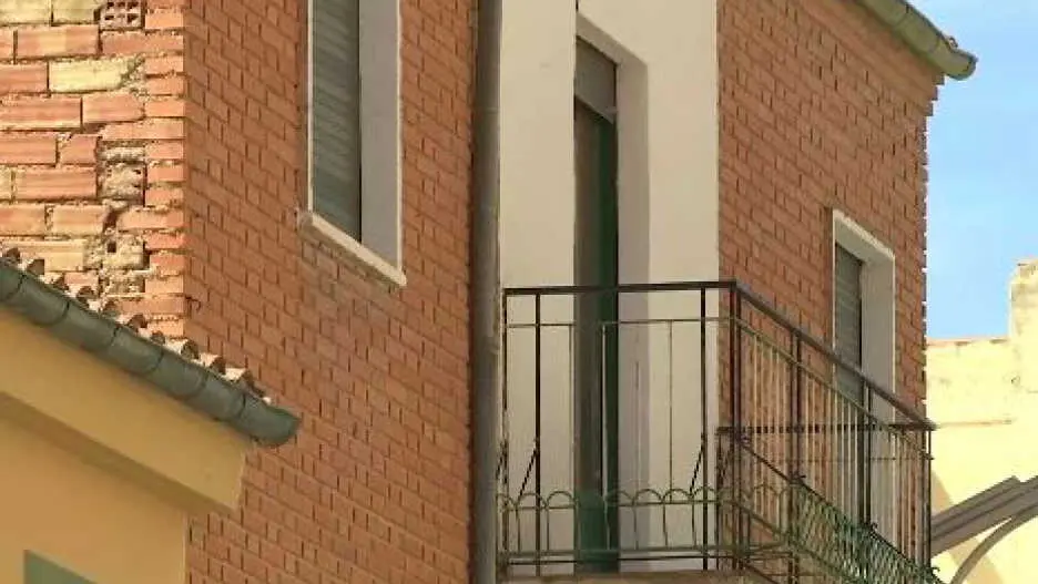 Vivienda en Albacete en la que se ha hallado los cad&aacute;veres de una mujer y su hijo - CMM