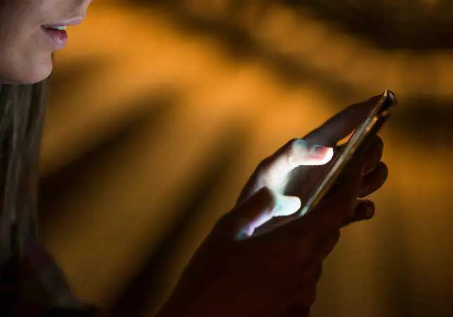 As&iacute; utilizan la inteligencia artificial para estafar en compras y pedidos, m&oacute;vil, mensaje, estafa, ciberestafa