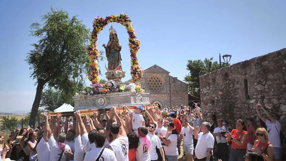 Cientos de romeros acompa&ntilde;an a la Virgen de Alarcos en la subida hasta la ermita