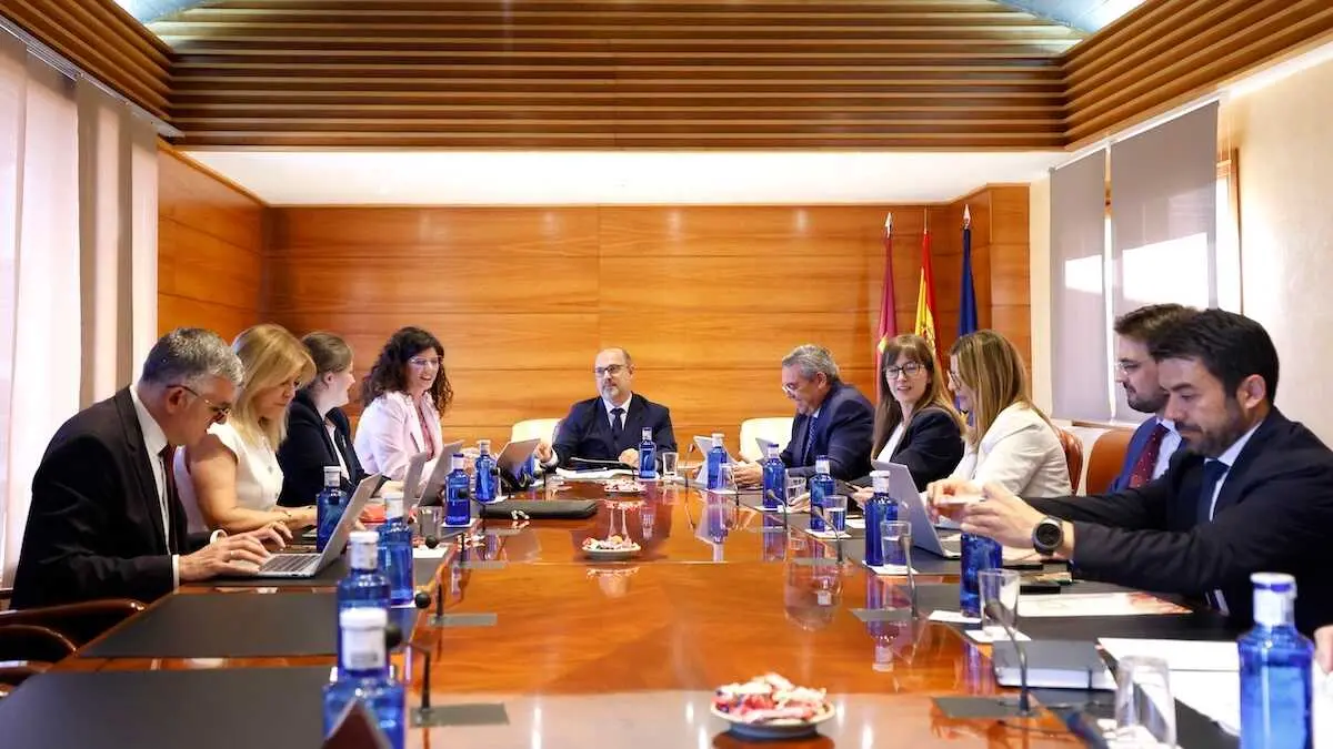 En la imagen un instante de la reuni&oacute;n de la Junta de Portavoces y Mesa de las Cortes de Castilla-La Mancha
