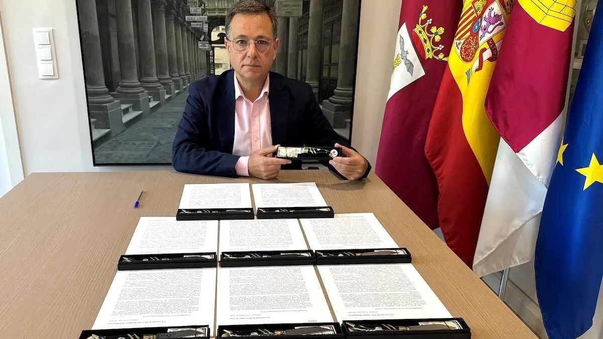 El alcalde de Albacete, Manuel Serrano, con las cartas y las navajas dirigidas a representantes pol&iacute;ticos nacionales.