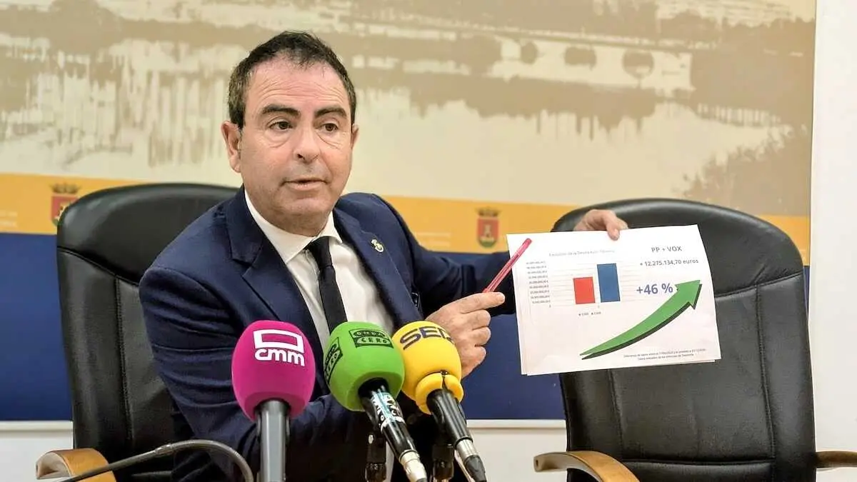 El portavoz del PSOE en el Ayuntamiento de Talavera de la Reina (Toledo), Jos&eacute; Guti&eacute;rrez, durante la rueda de prensa que ha ofrecido