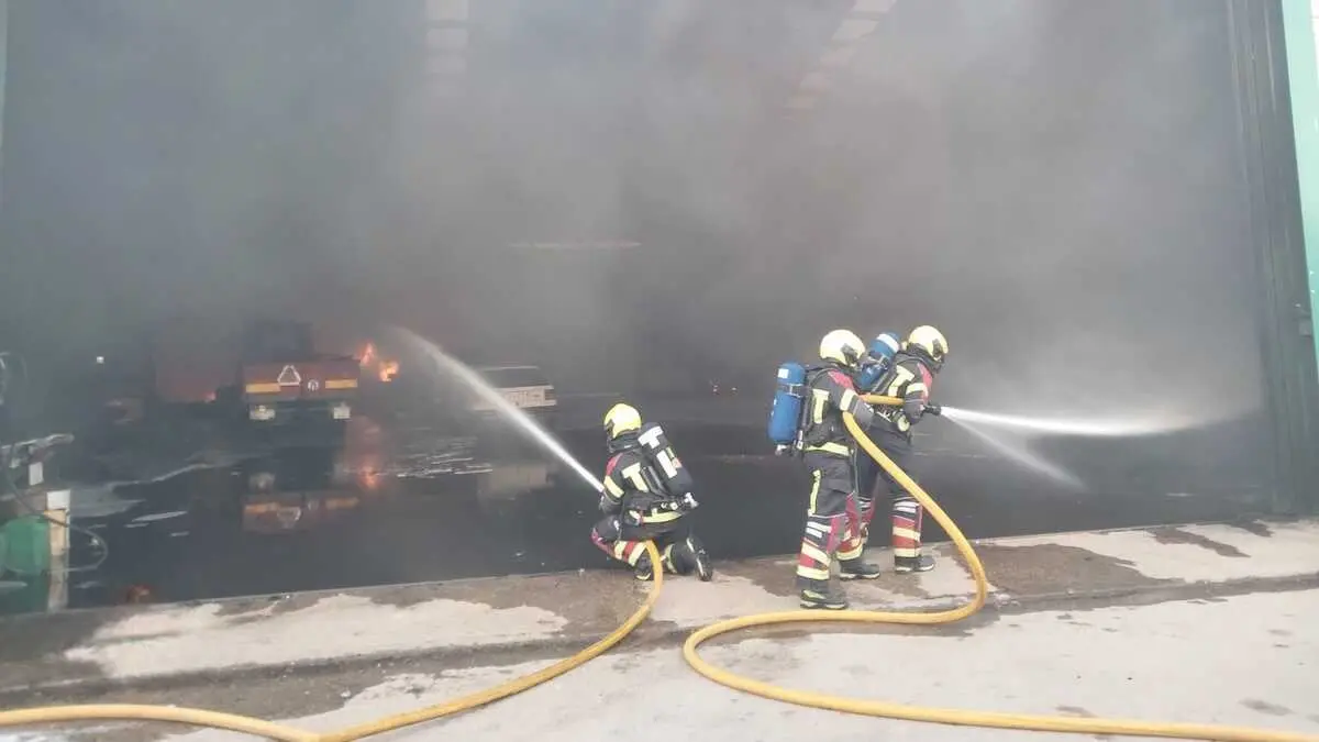 Un incendio en Villanueva de Alcardete (Toledo) afecta a dos naves agr&iacute;colas