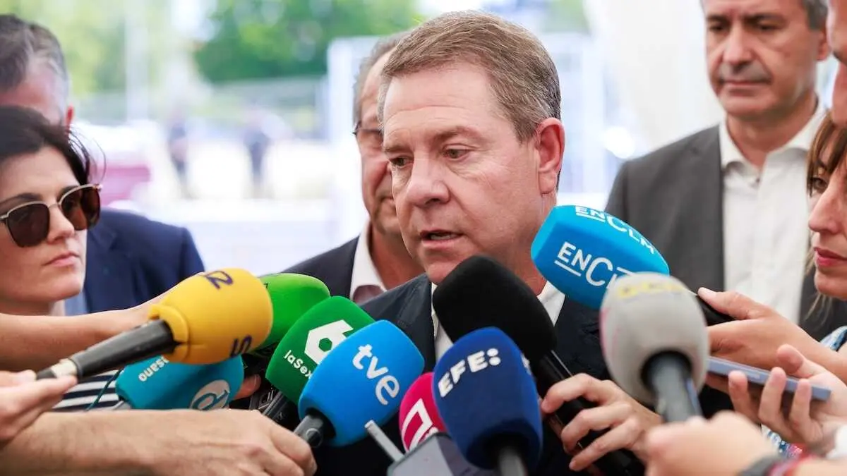 El presidente de Castilla-La Mancha, Emiliano Garc&iacute;a-Page, atendiendo a los medios de comunicaci&oacute;n este martes en Toledo