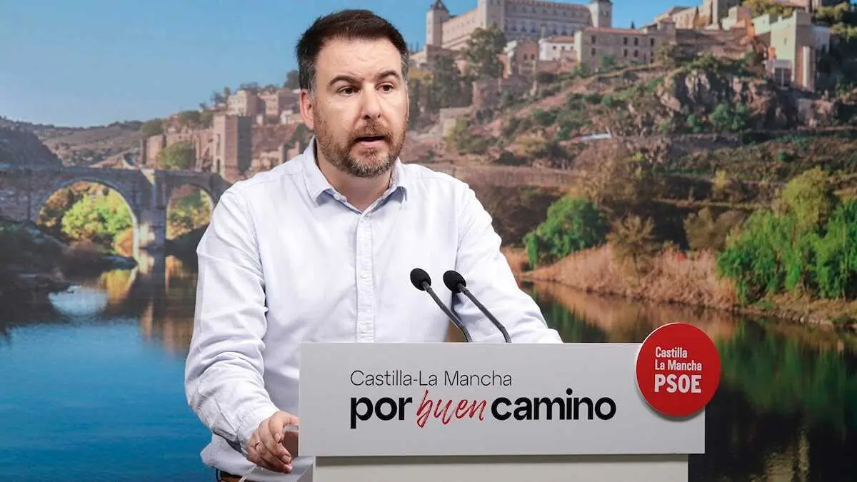 El diputado del PSOE en las Cortes de Castilla-La Mancha, Antonio S&aacute;nchez Requena, durante la rueda de prensa que ha ofrecido en Toledo.