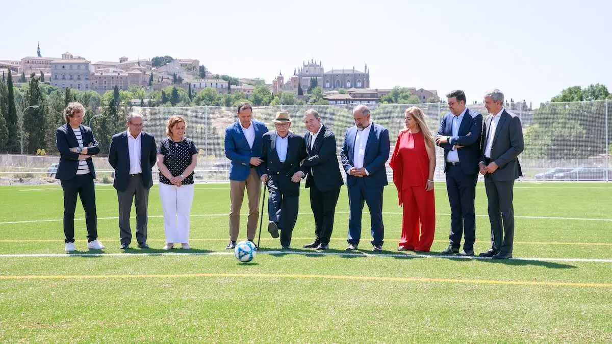 El presidente de Castilla-La Mancha, Emiliano Garc&iacute;a-Page, inaugura, en Toledo, el campo de f&uacute;tbol municipal &lsquo;Carlos III&rsquo;.