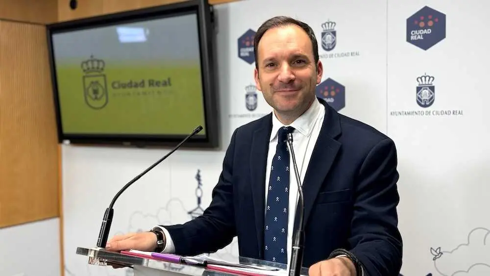 El portavoz del equipo de Gobierno del Ayuntamiento de Ciudad Real, Guillermo Arroyo, en rueda de prensa