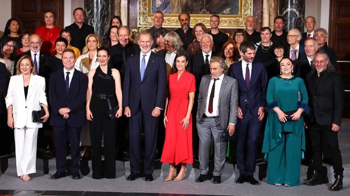Los reyes Felipe y Letizia posan junto al ministro de Cultura, Ernest Urtasun (3d); el presidente de Castilla la Mancha, Emiliano Garc&iacute;a-Page (2i), y los galardonados con las Medallas de Oro al M&eacute;rito en las Bellas Artes 2024, este mi&eacute;rcoles, en Toledo - EFE/Ismael Herrero