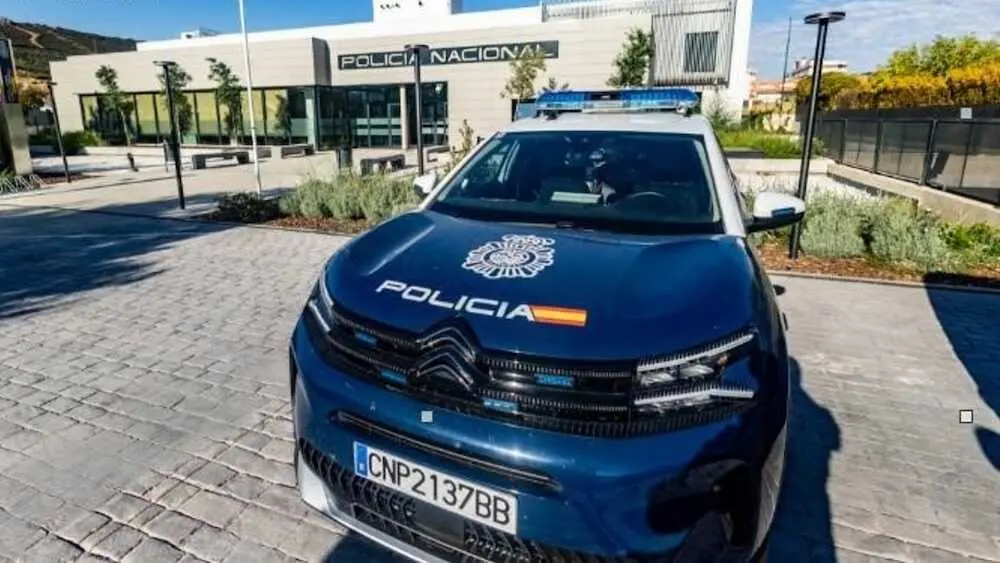 En la imagen de archivo un coche patrulla de la Polic&iacute;a Nacional en la puerta de la Comisar&iacute;a de Puertollano (Ciudad Real)