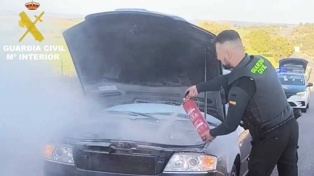 La Guardia Civil salva a un anciano de su coche en llamas en la A-3