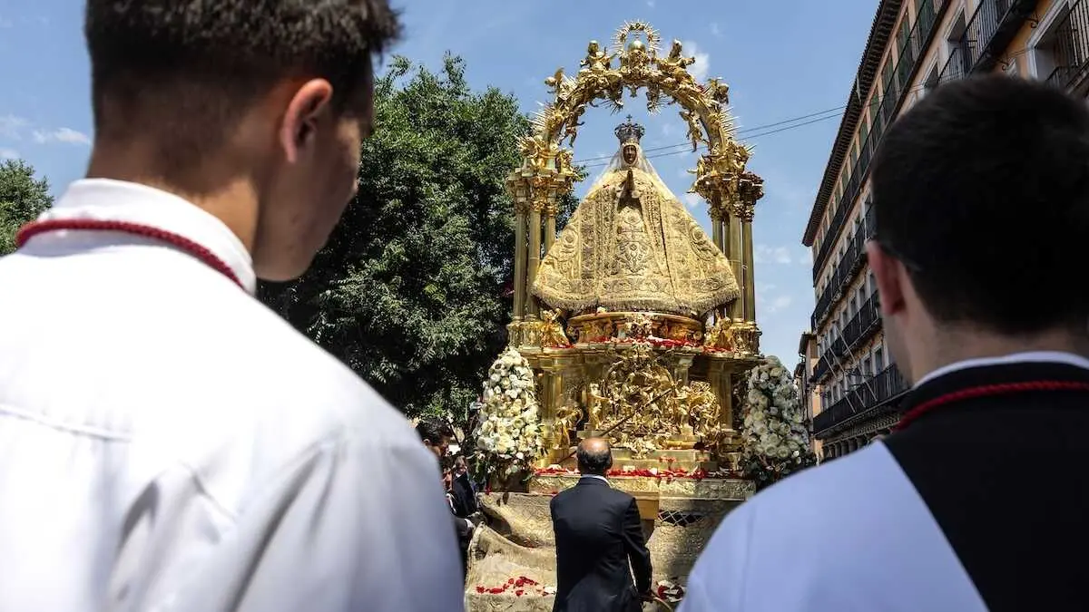 La Virgen del Sagrario ha recibido este s&aacute;bado la distinci&oacute;n del papa Le&oacute;n XIV con motivo del centenario de su coronaci&oacute;n can&oacute;nica, en una ceremonia en la Plaza de Zocodover y rodeada por cientos de toledanos - EFE/&Aacute;ngeles Visd&oacute;mine