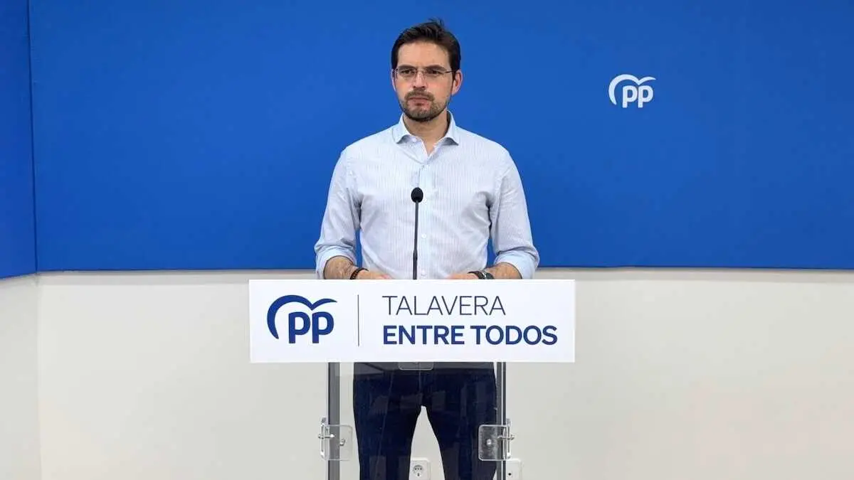 El vicesecretario de Comunicaci&oacute;n del PP de Castilla-La Mancha, Santiago Serrano, durante la rueda de prensa que ha ofrecido este s&aacute;bado en Talavera de la Reina (Toledo)