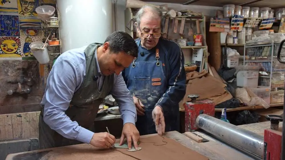 El presidente de la Diputaci&oacute;n de Cuenca, &Aacute;lvaro Mart&iacute;nez Chana, durante una visita al taller del maestro artesano conquense Luis del Castillo.
