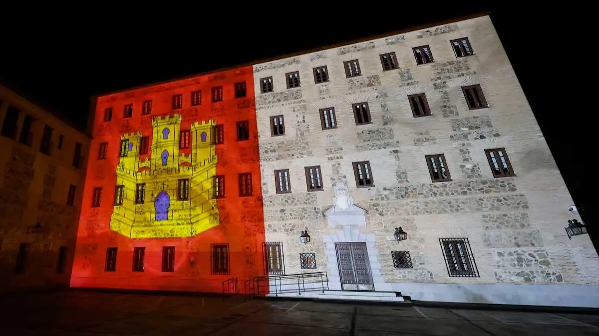 En la imagen la sede de las Cortes de Castilla-La Mancha lucen iluminaci&oacute;n con la bandera de la Comunidad Aut&oacute;noma en el Dia de la Regi&oacute;n