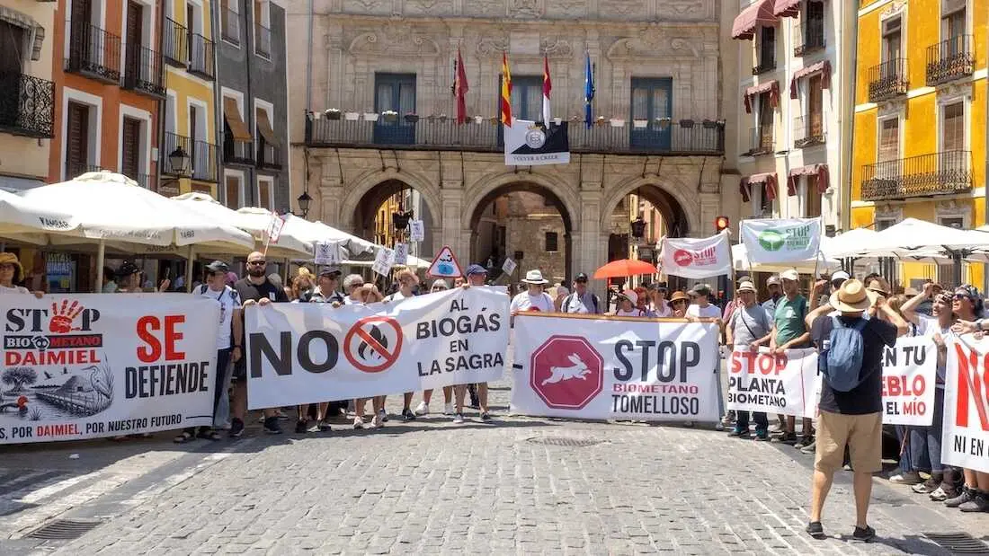 Manifestaci&oacute;n en contra de la instalaci&oacute;n de macroproyectos de plantas de biog&aacute;s y biometano en municipios de la regi&oacute;n, desde el barrio del Castillo a la Plaza Mayor en Cuenca, este domingo - EFE/&Aacute;lvaro Del Olmo