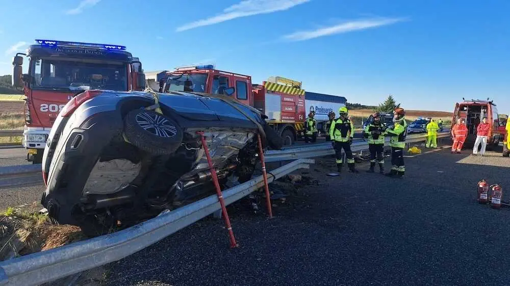 accidente de tr&aacute;fico, choque, colisi&oacute;n, salirse de la v&iacute;a y volcar, volcado,