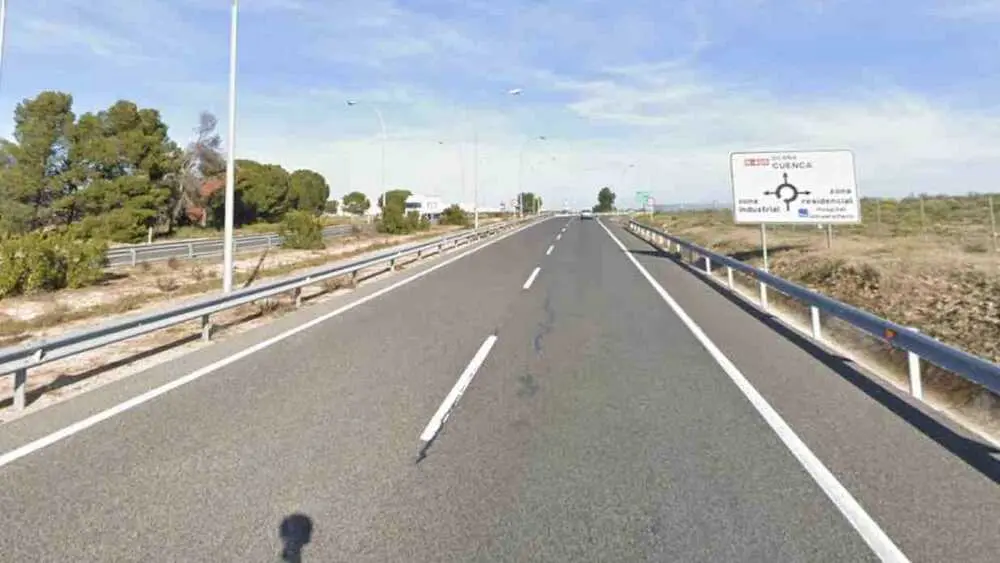 Un cami&oacute;n de arena vuelca en la TO-23 y corta la v&iacute;a en Toledo