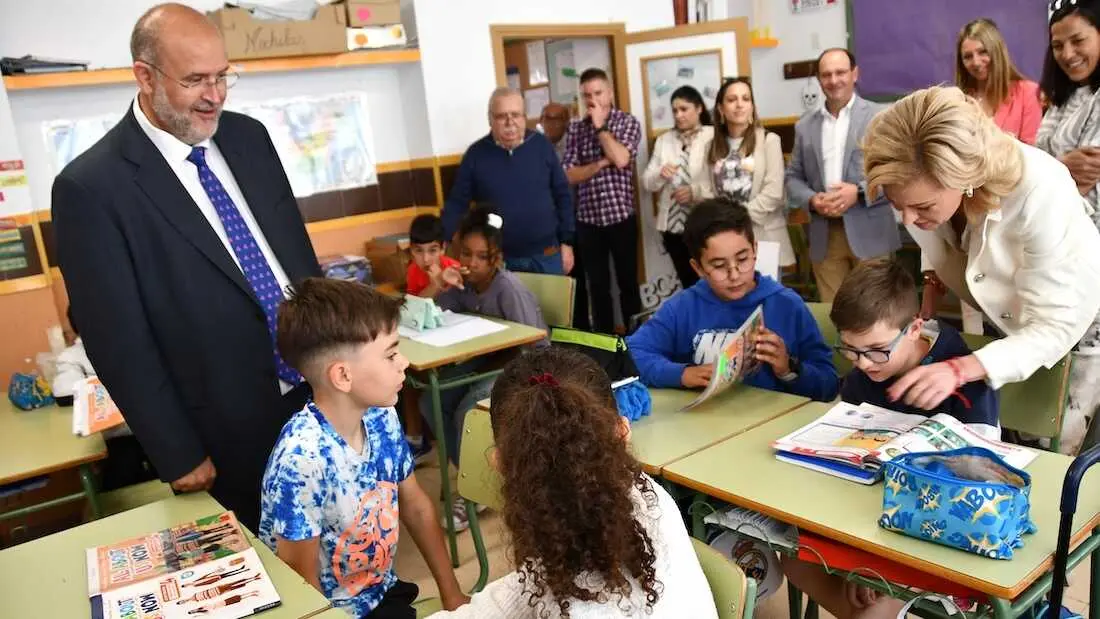 El vicepresidente primero de Castilla-La Mancha, Jos&eacute; Luis Mart&iacute;nez Guijarro, en su visita a un colegio rural de la provincia de Cuenca.
