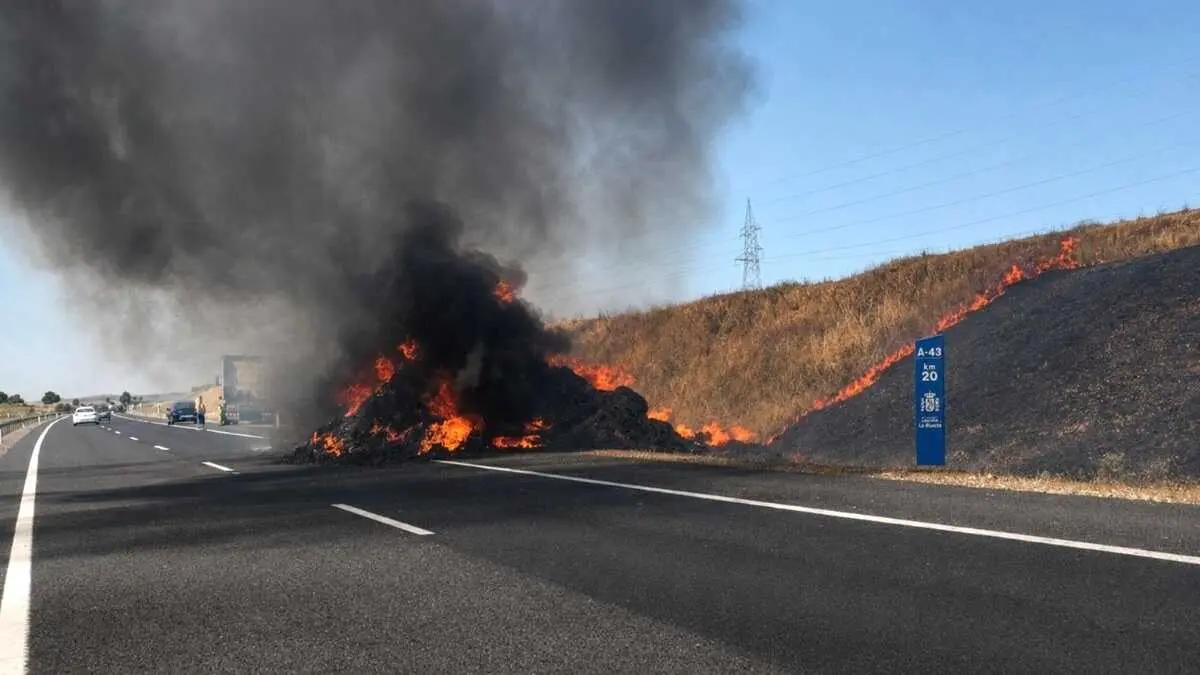 El incendio de un cami&oacute;n cargado de paja ha obligado a cortar la autov&iacute;a A-43 a la altura de Torralba de Calatrava (Ciudad Real), cami&oacute;n ardiendo