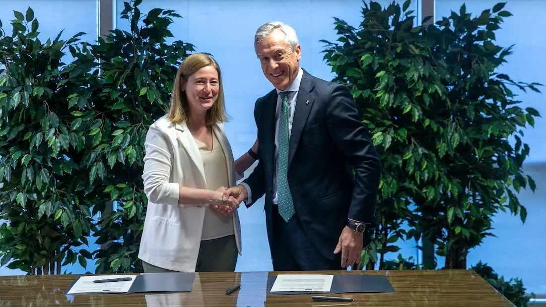 El presidente de Eurocaja Rural. Javier L&oacute;pez Mart&iacute;n, y la consejera de Agricultura del Gobierno de La Rioja, Noem&iacute; Manzanos.