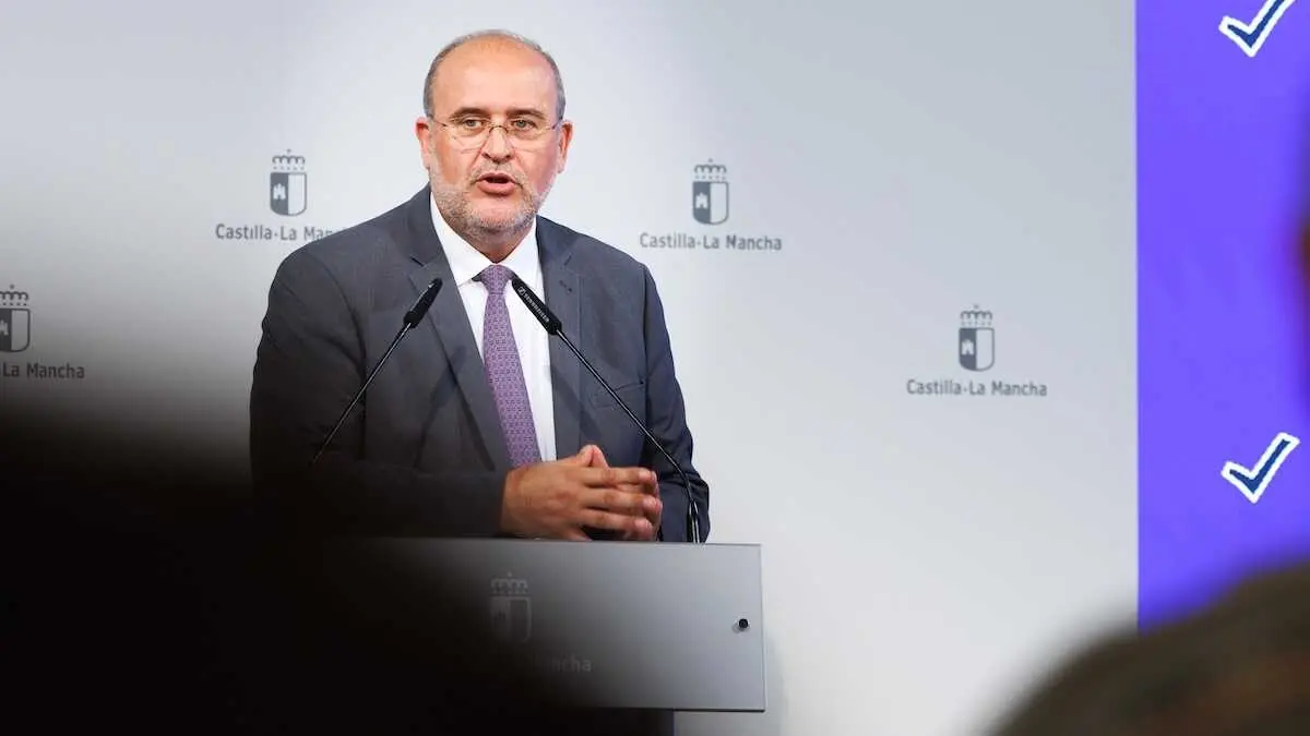 El vicepresidente primero del Gobierno de Castilla-La Mancha, Jos&eacute; Luis Mart&iacute;nez Guijarro, durante la rueda de prensa que ha ofrecido.
