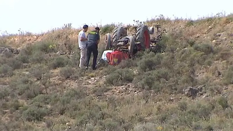 Muere un agricultor atrapado bajo su tractor en Mota del Cuervo (Cuenca) - Fotograf&iacute;a: CMM