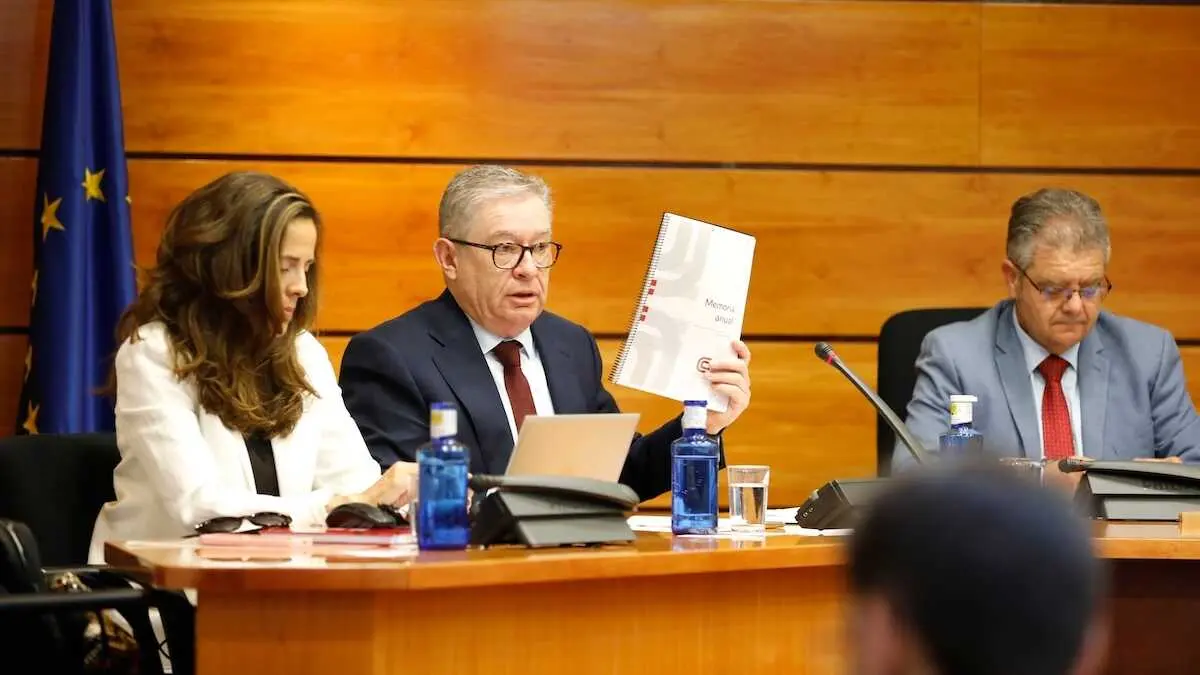 El presidente de la C&aacute;mara de Cuentas de Castilla-La Mancha, Fernando And&uacute;jar (c), comparece en la Comisi&oacute;n de Econom&iacute;a y Presupuestos para presentar a los grupos parlamentarios la Memoria Anual de actividades del organismo para el ejercicio 2025.