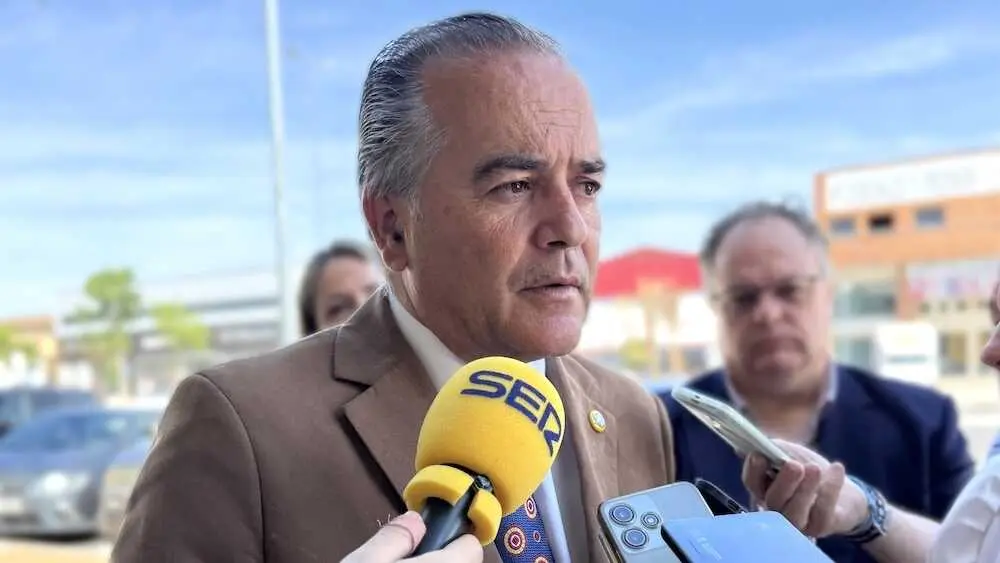 El alcalde de Talavera de la Reina (Toledo), Jos&eacute; Juli&aacute;n Gregorio, atendiendo a los medios de comunicaci&oacute;n