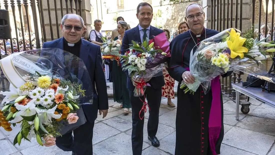 El alcalde de Toledo, Carlos Vel&aacute;zquez, y el arzobispo de Toledo, Francisco Cerro Chaves (d), asisten a la ofrenda floral de centros educativos de Toledo con motivo de la festividad del Corpus Christi - EFE/&Aacute;ngeles Visd&oacute;mine