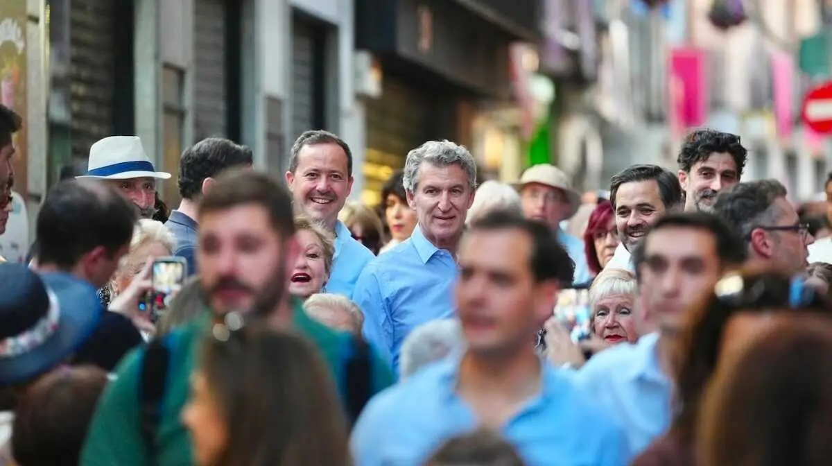 El presidente del PP, Alberto N&uacute;&ntilde;ez Feij&oacute;o, en las calles de Toledo este mi&eacute;rcoles, d&iacute;a previo al Corpus Christi.