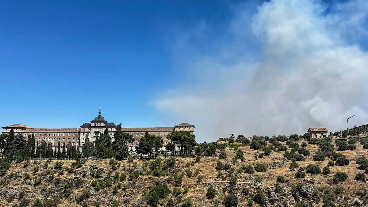 Baja a nivel 1 del incendio de la Academia de Infanter&iacute;a de Toledo - EFE/&Aacute;ngeles Visd&oacute;mine