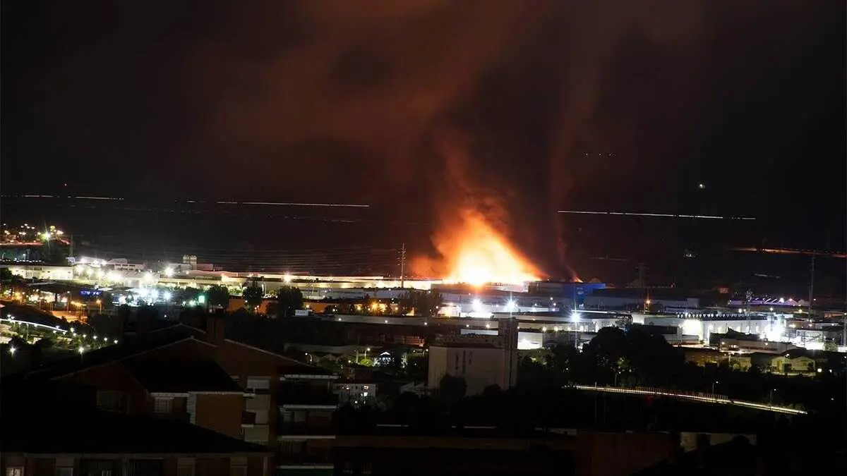 Un incendio en Marchamalo (Guadalajara) calcina una nave y moviliza a bomberos