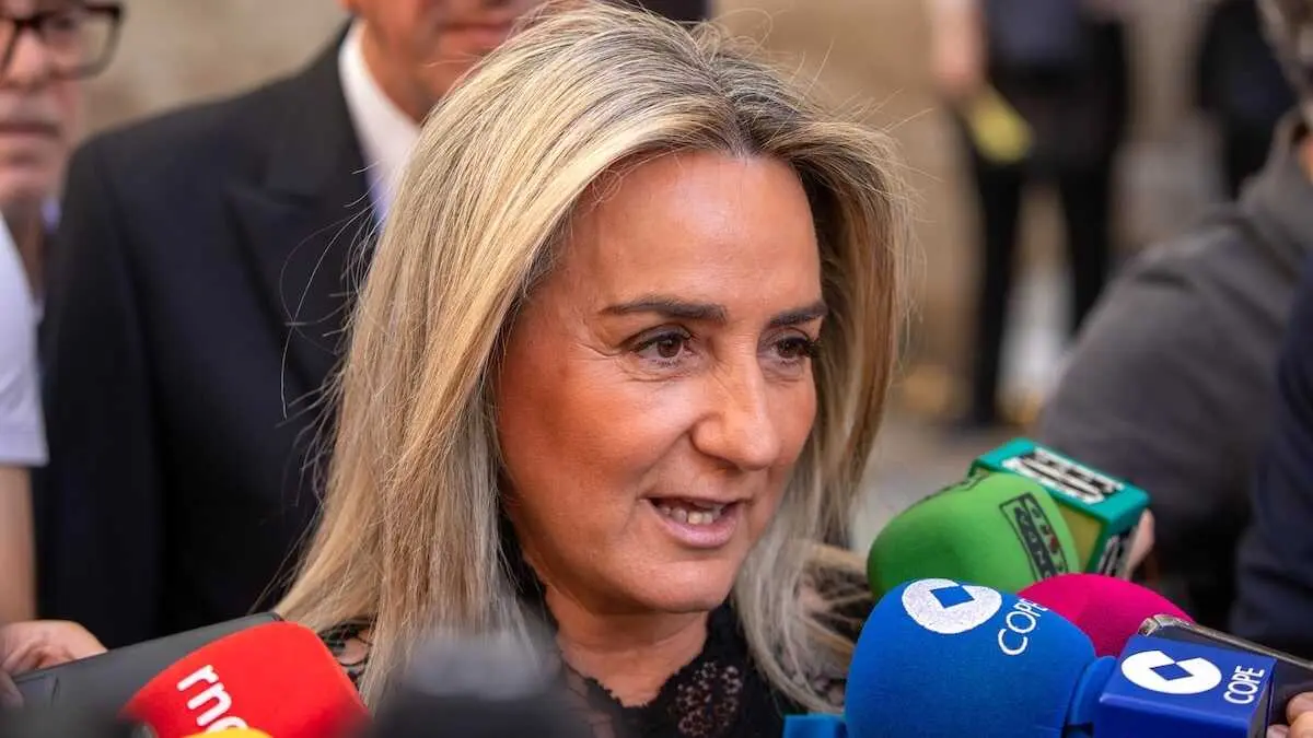 La ministra de Educaci&oacute;n, FP y Deportes, Milagros Tol&oacute;n, atendiendo a los medios de comunicaci&oacute;n este juves en el Corpus Christi de Toledo.